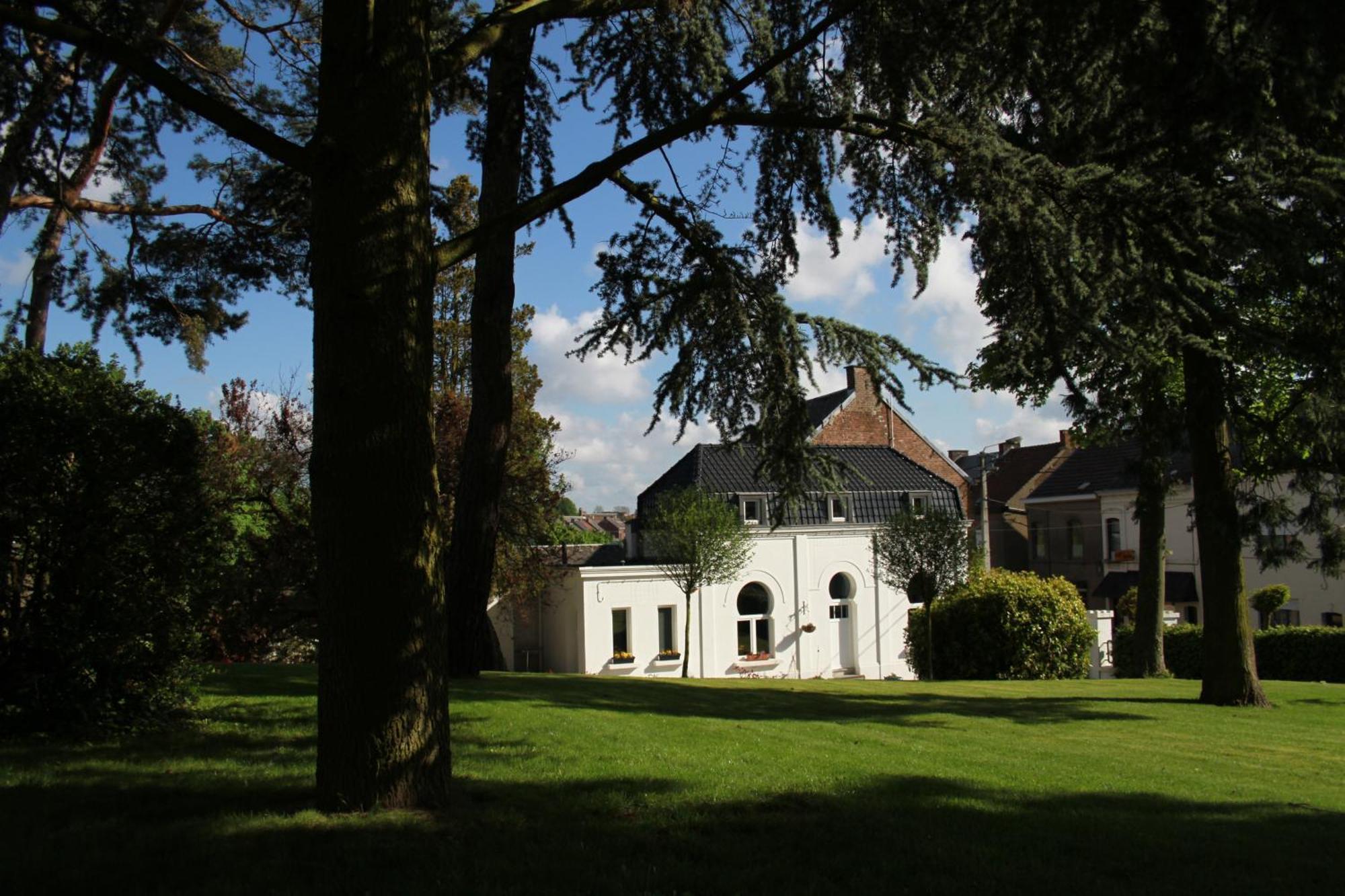 Gite De La Conciergerie Du Cheval Blanc Luttre Exteriör bild